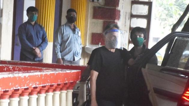 Mahesh Bhatt seen at the Santa Cruz police station.(Varinder Chawla) Mahesh Bhatt seen at the Santa Cruz police station.(Varinder Chawla)