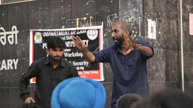 Actors Balwinder Changaliwala and Samuel John perform before an enraptured audience.(HT Photo)