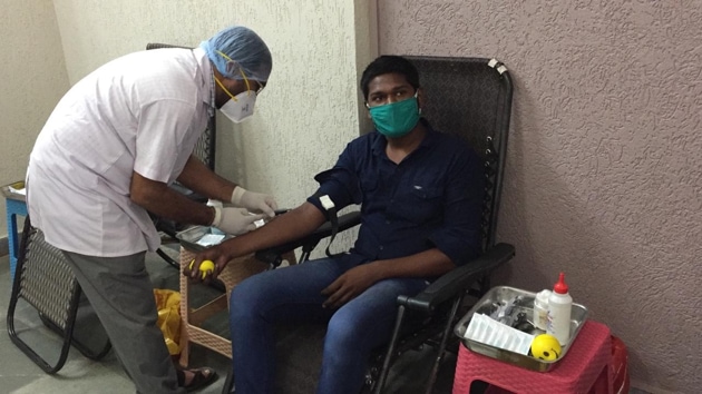 A former Covid-19 patient donating plasma in Navi Mumbai on Monday,(Bachchan Kumr/HT PHOTO)