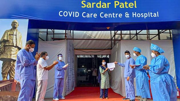 Medics applaud a patient on her discharge from Sardar Patel COVID Care Centre and Hospital after she recovered from COVID-19 in New Delhi on July 25. With the latest health bulletin update, the number of currently infected people in the national capital has come down to 11,904, marking the continuance of a healthy trend. (PTI)