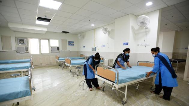 Beds being made at the recently launched 450-bed Covid-19 hospital in Burari on July 25. Chief Minister Arvind Kejriwal, who had claimed last week that Delhi has turned a corner in its fight against the virus, took to Twitter on July 26 to say that the occupancy of designated hospital beds for Covid-19 has come down sharply in the national capital over the last one month. (Ajay Aggarwal / HT Photo)