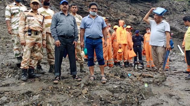 District administration, SDRF and Paramilitary personnel during the search and rescue operation of people after a landslide at Tanga village in Pithoragarh.(ANI/ File photo)