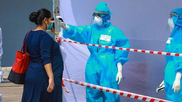 A pregnant woman undergoes temperature test at Cochin Port in Kochi.(PTI)