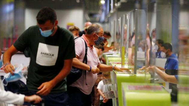 British tourists returning to UK, check in their luggage, as Britain imposed a two-week quarantine on all travellers arriving from Spain, following the coronavirus disease (Covid-19) outbreak.(REUTERS) British tourists returning to UK, check in their luggage, as Britain imposed a two-week quarantine on all travellers arriving from Spain, following the coronavirus disease (Covid-19) outbreak.(REUTERS)