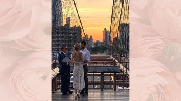 The couple saying ‘I do’ on Brooklyn Bridge.(Twitter/Nevona Friedman)