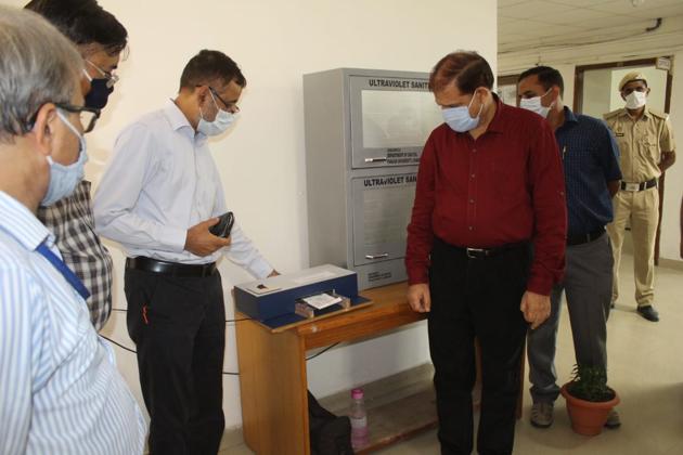A device to sanitise currency notes and cheques being launched in Panjab University, Chandigarh, on Tuesday.(HT PHOTO) A device to sanitise currency notes and cheques being launched in Panjab University, Chandigarh, on Tuesday.(HT PHOTO)