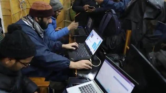 The Supreme Court, in its May 11 judgment, refrained from passing directions to restore 4G mobile internet services in J&K instead constituting the special committee comprising high level government officers to take a call on the same. (HT Photo)