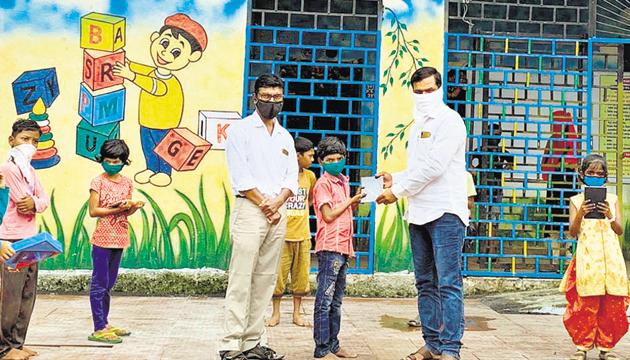 Under pilot project, Home School, Pune zilla parishad (ZP) education department and ThinkSharp Foundation have provided tablets to students of Gorhe Budruk village in Haveli taluka of Pune district. (HT PHOTO) Under pilot project, Home School, Pune zilla parishad (ZP) education department and ThinkSharp Foundation have provided tablets to students of Gorhe Budruk village in Haveli taluka of Pune district. (HT PHOTO)