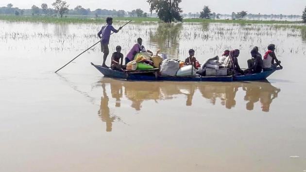 Villagers cross a flood affected area on a boat as they move towards a safer place in Gopalganj district of Bihar on Tuesday.(PTI)