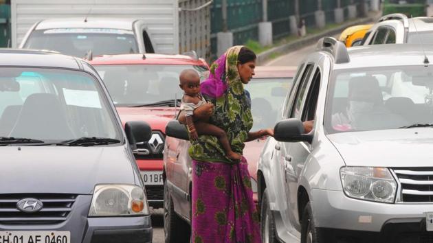 UT adviser Manoj Parida’s recent Twitter appeal to Chandigarh residents “not to give money to beggars who rush to you at traffic points” has in turn highlighted the administration’s failure to solve the problem despite laws and infrastructure in place.(Keshav Singh/HT)