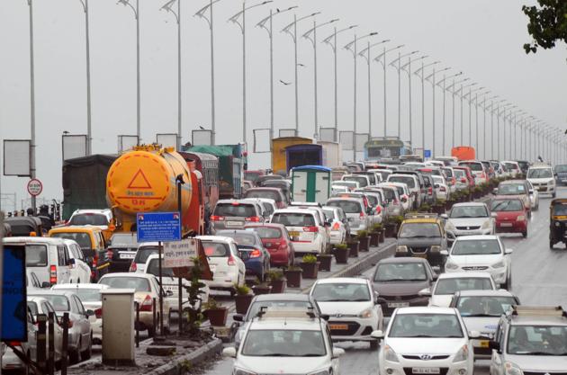Traffic jam on Vashi creek bridge during unlock 2, in Navi Mumbai on July 28, 2020.(PTI) Traffic jam on Vashi creek bridge during unlock 2, in Navi Mumbai on July 28, 2020.(PTI)