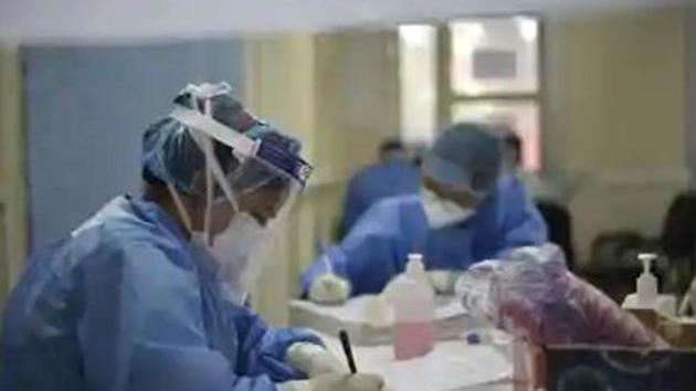 Delhi reported 28 Covid deaths on Tuesday, taking the toll due to the viral disease to 3,881, according to Delhi government’s daily bulletin. (HT photo) Delhi reported 28 Covid deaths on Tuesday, taking the toll due to the viral disease to 3,881, according to Delhi government’s daily bulletin. (HT photo)