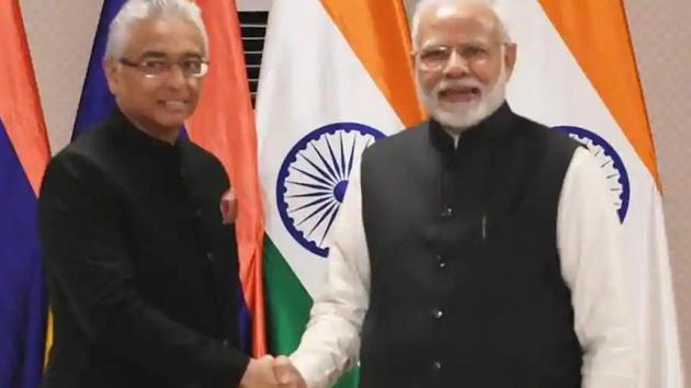 Prime Minister Narendra Modi with Prime Minister of Mauritius Pravind Kumar Jugnauth in Varanasi.(ANI file photo)