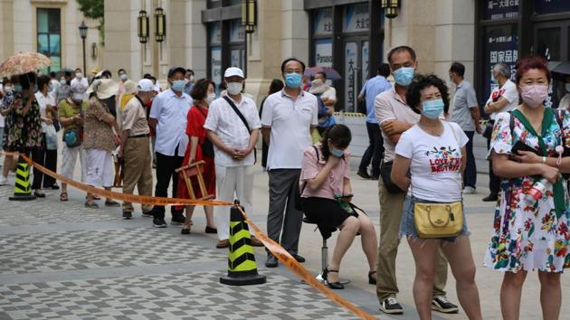 People line up to undergo coronavirus tests at a makeshift testing centre in Dalian on July 27. Local health officials in Dalian told AFP that they would conduct mass-test for its six million residents within four days. They announced on July 27 that samples had already been taken from 1.68 million people. (STR / AFP) People line up to undergo coronavirus tests at a makeshift testing centre in Dalian on July 27. Local health officials in Dalian told AFP that they would conduct mass-test for its six million residents within four days. They announced on July 27 that samples had already been taken from 1.68 million people. (STR / AFP)