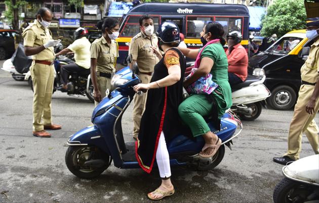 Mumbai Police authorities have started conducting mass RAD tests of their personnel in a bid to prevent the spread of the viral outbreak among the frontline workers. (Anshuman Poyrekar/HT Photo) Mumbai Police authorities have started conducting mass RAD tests of their personnel in a bid to prevent the spread of the viral outbreak among the frontline workers. (Anshuman Poyrekar/HT Photo)