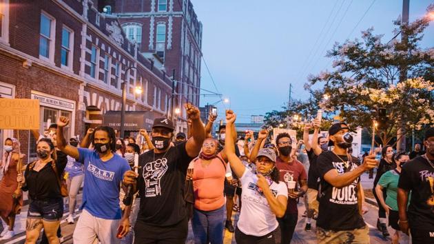 Mourners of the late Rep. John Lewis, a pioneer of the civil rights movement and long-time member of the US House of Representatives, hold a vigil in his memory in Atlanta, US. (REUTERS) Mourners of the late Rep. John Lewis, a pioneer of the civil rights movement and long-time member of the US House of Representatives, hold a vigil in his memory in Atlanta, US. (REUTERS)