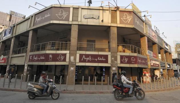 A closed shopping complex ahead of a night curfew in Noida.(HT FILE PHOTO)