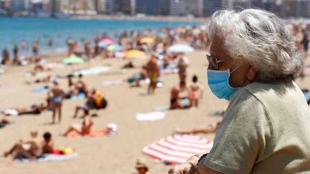 A woman wearing a face mask watches people sunbathing on the Las Canteras beach in Las Palmas de Gran Canaria, the island of Gran Canaria, Spain May 31, 2020.(REUTERS/Borja Suarez/File Photo) A woman wearing a face mask watches people sunbathing on the Las Canteras beach in Las Palmas de Gran Canaria, the island of Gran Canaria, Spain May 31, 2020.(REUTERS/Borja Suarez/File Photo)