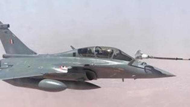 Rafale fighter jets being refuelled mid-air on their way to Ambala from France.(ANI) Rafale fighter jets being refuelled mid-air on their way to Ambala from France.(ANI)