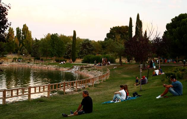 People wearing protective face masks sit at the Las Cruces park during the sunset amid the coronavirus disease (COVID-19) outbreak in Madrid, Spain July 28, 2020. (REUTERS) People wearing protective face masks sit at the Las Cruces park during the sunset amid the coronavirus disease (COVID-19) outbreak in Madrid, Spain July 28, 2020. (REUTERS)