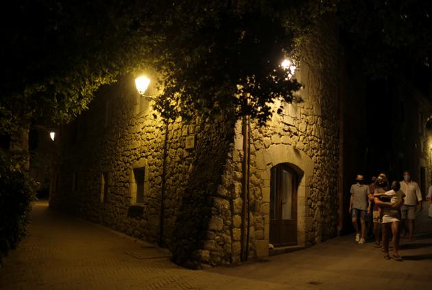 Tourists wearing face masks walk on a street, after Catalonia's regional authorities announced restrictions to contain the spread of the coronavirus disease (COVID-19) in Sant Marti d'Empuries, near Figueres, Costa Brava, Spain July 28, 2020. (REUTERS) Tourists wearing face masks walk on a street, after Catalonia's regional authorities announced restrictions to contain the spread of the coronavirus disease (COVID-19) in Sant Marti d'Empuries, near Figueres, Costa Brava, Spain July 28, 2020. (REUTERS)