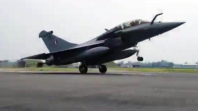 Touchdown of Rafale fighter aircraft at Ambala airbase on Wednesday. Five jets have arrived from France to be inducted in Indian Air Force.(ANI Photo)