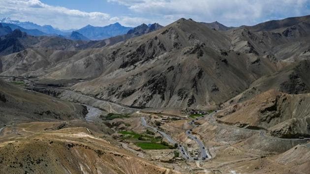 Northern Army commander Lieutenant General YK Joshi last week said that disengagement between forward deployed Indian and Chinese soldiers from friction areas along the contested Line of Actual Control (LAC) was a “complex and intricate process. (HT Photo)