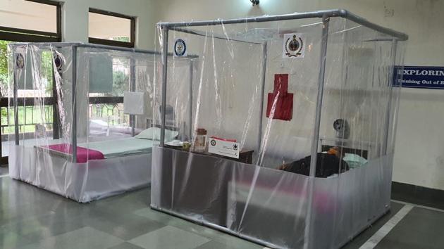 The entire envelope is maintained at a low pressure (suction) with adjustable flow rate to restrain the spread of infection (HT PHOTO) The entire envelope is maintained at a low pressure (suction) with adjustable flow rate to restrain the spread of infection (HT PHOTO)