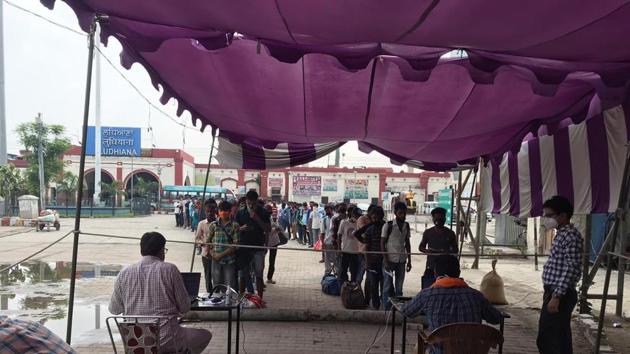 Passengers were made to stand in long queues to get through the thermal screening process at the railway station (HT photo) Passengers were made to stand in long queues to get through the thermal screening process at the railway station (HT photo)