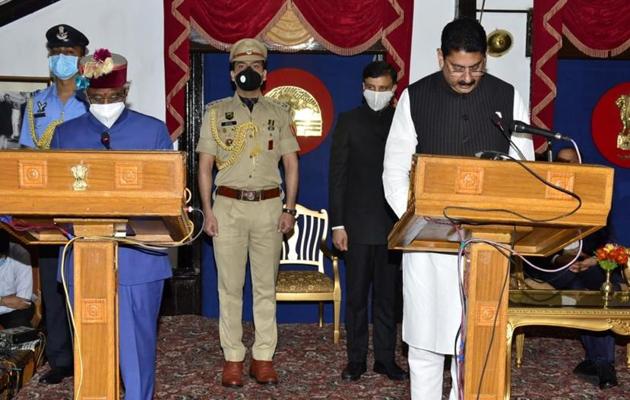 Himachal Pradesh governor Bandaru Dattatreya (left) administering the oath of cabinet minister to Nurpur BJP legislator Rakesh Pathania at Raj Bhawan in Shimla, on Thursday. (HT Photo) Himachal Pradesh governor Bandaru Dattatreya (left) administering the oath of cabinet minister to Nurpur BJP legislator Rakesh Pathania at Raj Bhawan in Shimla, on Thursday. (HT Photo)
