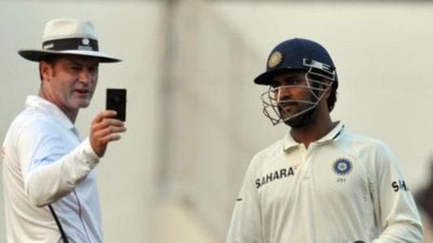 Umpire Simon Taufel and MS Dhoni(Twitter)