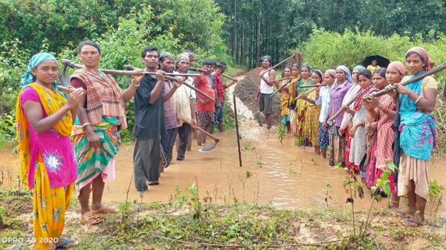 Armed with crowbars, hoes and shovels, people from 77 tribal families achieved this feat. (HT Photo) Armed with crowbars, hoes and shovels, people from 77 tribal families achieved this feat. (HT Photo)