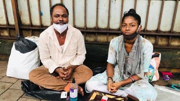 Salim Sheikh (left) with his daughter Asma Sheikh, Azad Maidan footpath, Mumbai.(ANI)