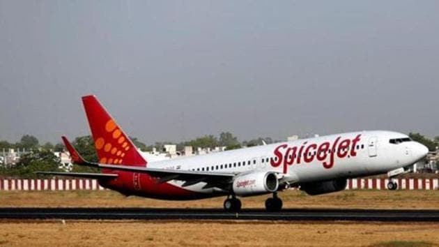 Airports Authority of India withdrew a cash and carry notice to SpiceJet after the airline sought more time to pay its dues for using airports that it manages.(REUTERS FILE PHOTO) Airports Authority of India withdrew a cash and carry notice to SpiceJet after the airline sought more time to pay its dues for using airports that it manages.(REUTERS FILE PHOTO)