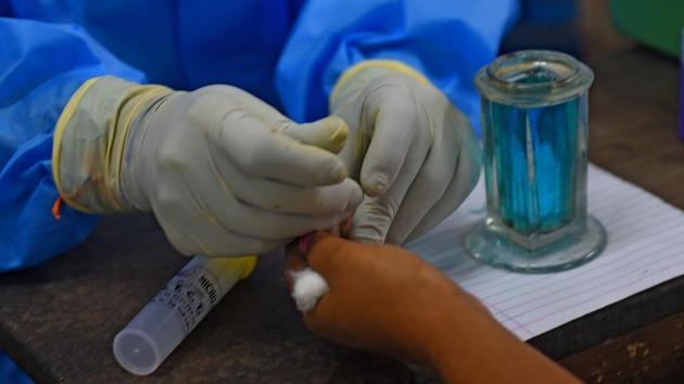 A BMC health care worker collects plasma samples from a person who recovered from Covid-19 at a blood plasma donation camp in Dharavi, Mumbai on July 27. However, all is not bleak for Mumbai as it reported its lowest tally in three months with 700 new cases, the lowest since around the first week of May on July 28. (Vijayanand Gupta/HT Photo) A BMC health care worker collects plasma samples from a person who recovered from Covid-19 at a blood plasma donation camp in Dharavi, Mumbai on July 27. However, all is not bleak for Mumbai as it reported its lowest tally in three months with 700 new cases, the lowest since around the first week of May on July 28. (Vijayanand Gupta/HT Photo)
