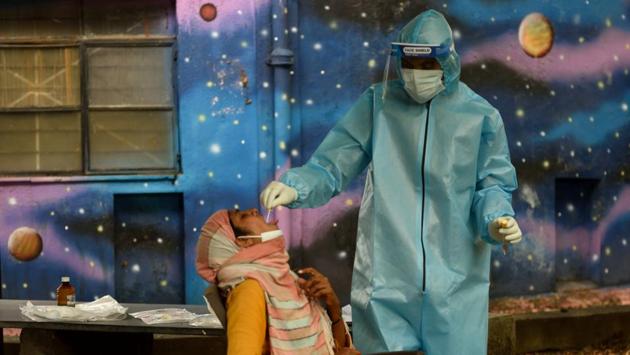 A Brihanmumbai Municipal Corporation (BMC) health care worker collects a swab sample for coronavirus test in Mankhurd, Mumbai on July 29. According to health ministry’s data, India’s recovery rate from coronavirus reached 64.5% on July 29 despite the increase in fresh cases tally by 48,513 on the same day. (Satish Bate / HT Photo) A Brihanmumbai Municipal Corporation (BMC) health care worker collects a swab sample for coronavirus test in Mankhurd, Mumbai on July 29. According to health ministry’s data, India’s recovery rate from coronavirus reached 64.5% on July 29 despite the increase in fresh cases tally by 48,513 on the same day. (Satish Bate / HT Photo)