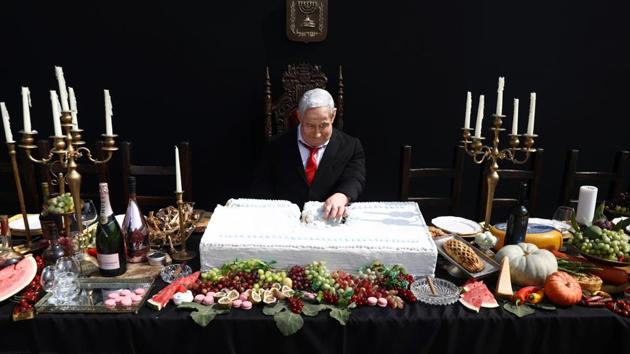 An artwork by Israeli artist Itay Zalait, that includes a sculpture of Israeli Prime Minister Benjamin Netanyahu sitting at a table recalling the famous "Last Supper", amid a wave of almost daily protests against Netanyahu's alleged corruption and his government's handling of the coronavirus disease (COVID-19) crisis, is displayed at Rabin Square in Tel Aviv, Israel July 29, 2020.(REUTERS) An artwork by Israeli artist Itay Zalait, that includes a sculpture of Israeli Prime Minister Benjamin Netanyahu sitting at a table recalling the famous "Last Supper", amid a wave of almost daily protests against Netanyahu's alleged corruption and his government's handling of the coronavirus disease (COVID-19) crisis, is displayed at Rabin Square in Tel Aviv, Israel July 29, 2020.(REUTERS)