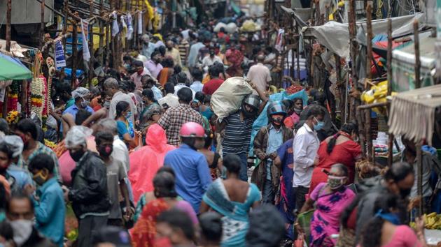 People gather at a market in Chennai on July 29. With more than 30,000 recoveries daily for the sixth day in a row now and 35,286 patients discharged in the last 24 hours, the recoveries stand at 988,029, according to the data union ministry released on July 29. (Arun Sankar / AFP) People gather at a market in Chennai on July 29. With more than 30,000 recoveries daily for the sixth day in a row now and 35,286 patients discharged in the last 24 hours, the recoveries stand at 988,029, according to the data union ministry released on July 29. (Arun Sankar / AFP)