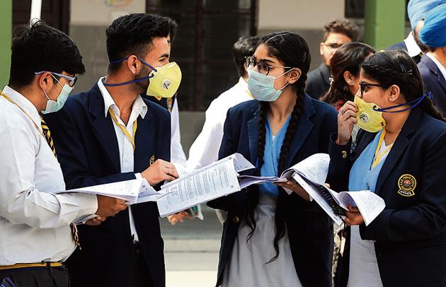 In the month of March, after CBSE's guidelines, students of class 10+2 gave their exams in person and wore masks to the examination centres.(Photo: Pardeep Pandit/HT (Photo for representational purpose only))