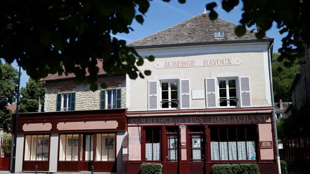 A view of Auberge Ravoux, where Van Gogh spent his last weeks in Auvers-sur-Oise on July 29. Van der Veen sent his findings to colleagues at Amsterdam’s Van Gogh museum, where the painting hangs. They agreed that the postcard of rue Daubigny--150 metres from the Auberge Ravoux where Van Gogh died-- shows the possible location of his last painting. (Christian Hartmann / REUTERS) A view of Auberge Ravoux, where Van Gogh spent his last weeks in Auvers-sur-Oise on July 29. Van der Veen sent his findings to colleagues at Amsterdam’s Van Gogh museum, where the painting hangs. They agreed that the postcard of rue Daubigny--150 metres from the Auberge Ravoux where Van Gogh died-- shows the possible location of his last painting. (Christian Hartmann / REUTERS)
