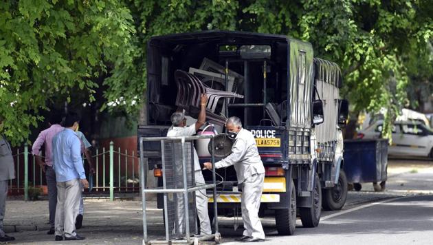 Security personnel load luggage onto a truck after Congress leader Priyanka Gandhi Vadra vacated her bungalow in Lutyens’ area of New Delhi, on Thursday, July 30, 2020.(Sanjeev Verma/HT PHOTO) Security personnel load luggage onto a truck after Congress leader Priyanka Gandhi Vadra vacated her bungalow in Lutyens’ area of New Delhi, on Thursday, July 30, 2020.(Sanjeev Verma/HT PHOTO)