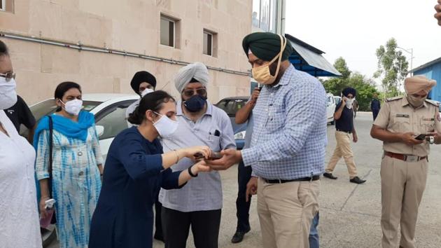 The woman’s family protesting outside Indus International Hospital in Dera Bassi on Friday.(HT Photo)