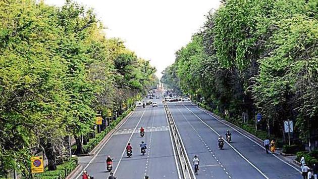 Environmental activists and experts say that despite a 2013 National Green Tribunal (NGT) order placing a ban on construction anywhere within a one-metre radius of a tree trunk, such activities continue.(HT photo) Environmental activists and experts say that despite a 2013 National Green Tribunal (NGT) order placing a ban on construction anywhere within a one-metre radius of a tree trunk, such activities continue.(HT photo)