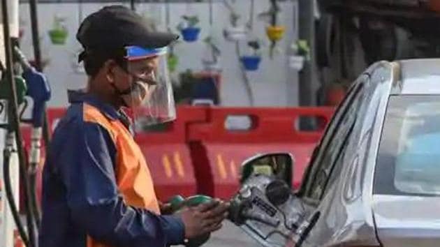 A petrol pump employee wearing a face shield while attending to a customer in Wazirpur, New Delhi.(HT photo) A petrol pump employee wearing a face shield while attending to a customer in Wazirpur, New Delhi.(HT photo)