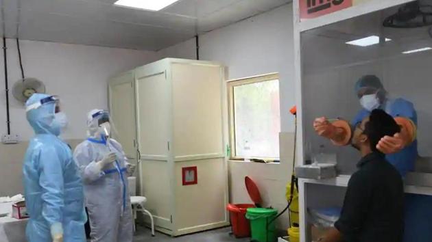 Health workers in PPE suits take a man’s swab sample for a coronavirus test, at Lok Nayak Jai Prakash (LNJP) Hospital, in New Delhi.(HT photo) Health workers in PPE suits take a man’s swab sample for a coronavirus test, at Lok Nayak Jai Prakash (LNJP) Hospital, in New Delhi.(HT photo)