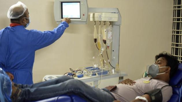 37-year-old Krishna Murari makes a plasma donation the first plasma bank in the city that is now operational in a blood bank at Pataudi Road in Gurugram on Thursday.(Parveen Kumar) 37-year-old Krishna Murari makes a plasma donation the first plasma bank in the city that is now operational in a blood bank at Pataudi Road in Gurugram on Thursday.(Parveen Kumar)