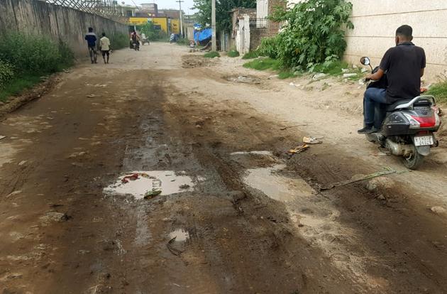 Damaged roads at Zirakpur in Mohali.(Gurminder Singh/HT)