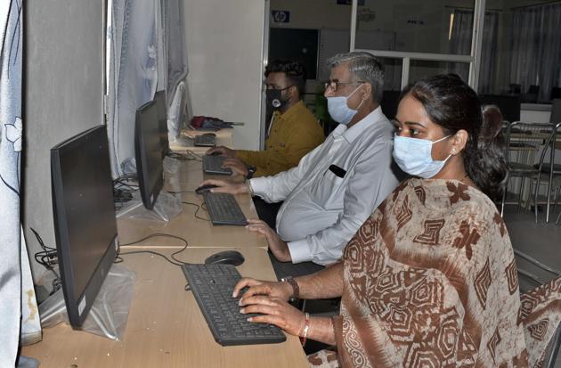 Faculty members at the help desk constituted by the Satish Chander Dhawan Government College, Ludhiana, to answer queries of students regarding admissions.(Harsimar Pal Singh/HT)