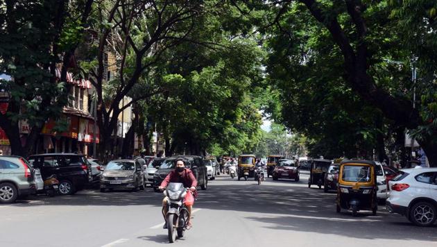 The MG road in Pune Camp wore a deserted look on Thursday.(Shankar Narayan/HT PHOTO)