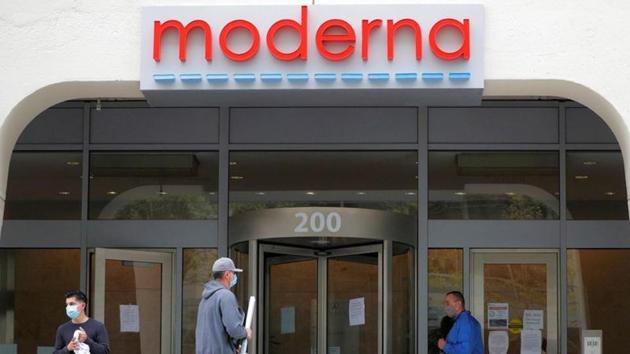 FILE PHOTO: A sign marks the headquarters of Moderna Therapeutics, which is developing a vaccine against the coronavirus disease (COVID-19), in Cambridge, Massachusetts, U.S. (REUTERS) FILE PHOTO: A sign marks the headquarters of Moderna Therapeutics, which is developing a vaccine against the coronavirus disease (COVID-19), in Cambridge, Massachusetts, U.S. (REUTERS)